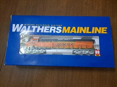 Walthers Mainline GE ES44 Evolution Locomotive BNSF #8004 DCC Train - Image 1 of 4