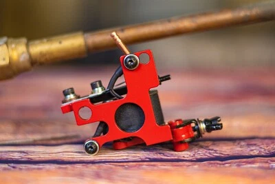 Máquina de tatuaje hecha a mano color empacker mag 5-25, funcionando 100-105 Hz @4,5 V descargada Foto 1 de 4