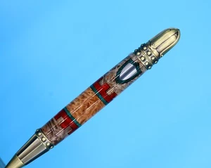 Bolígrafo armadura caballero en latón antiguo con incrustación de madera medieval roja - Imagen 1 de 13