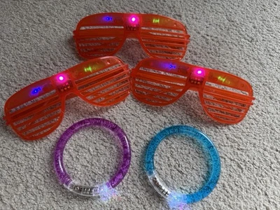 3 Nuevas Gafas con Obturador Intermitente Iluminar Ranuras Rave Fiesta Brillantes Tonos 2 Pulseras Foto 1 de 4