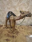 Figurine chameau vintage enveloppé en cuir avec selle statue