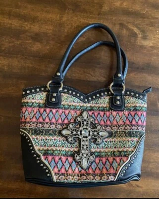 Cartera Blazin Roxx de cuero sintético. Diseño Cruz Elevada. Foto 1 de 4