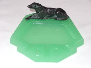 Vintage Art Deco Aschenbecher aus grünem Jadeit Glas mit liegendem Hund aus Metall - Bild 1 von 5