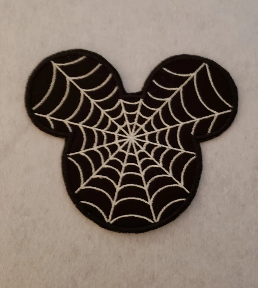 Parche de apliques de hierro de 4 3/4 pulgadas gótico de tela de araña de Mickey Mouse Foto 1 de 1