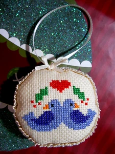 LOVE BIRDS Completed Finished Cross Stitch Christmas Ornament Gift Keepsake - Imagen 1 de 5