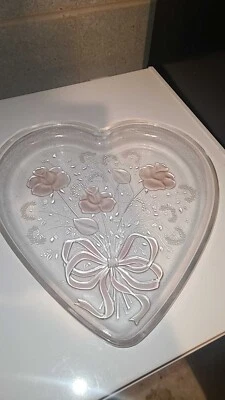 Bandeja para servir Mikasa cristal en forma de corazón rosas esmeriladas cinta ramo plato  Foto 1 de 4