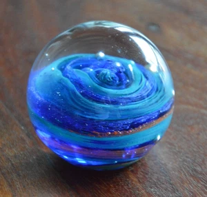 "Pesapapeles de vidrio artístico burbujas remolino azul artesanal 2,75"" W restos de pegatina" - Imagen 1 de 6