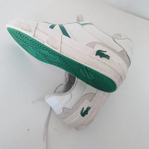 Lacoste L004 0722 2 CMA Lace-Up White Suede Leather Mens Sneakers, US 8, EU 40.5 - Foto 1 di 8