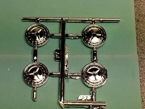 Pieza modelo 1:16 *** JUEGO DE 4 TAPACUBOS para Chevy Bel Air 1957 convertible AMT - Imagen 1 de 4