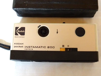 Appareil photo Kodak pocket Instamatic 200 avec housse de protection de 1972 - Photo 1/4