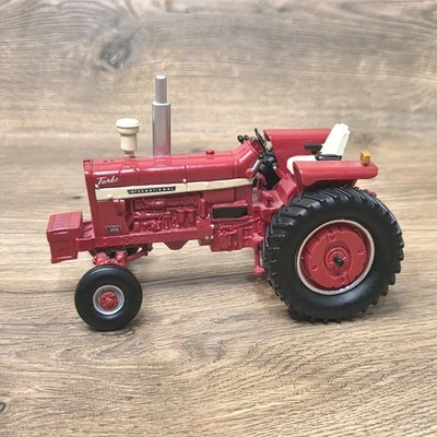International Harvester Farmall 1456 Turbo Red Tractor 1/32 Scale Model - Image 1 of 4