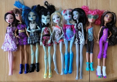 Monster High Doll Lot Of 9 + Case & Accessories *Please Read Description!!!!* - Image 1 of 4