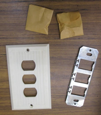 Cubierta de interruptor de 3 despardos triple acanalada marfil placa GE 9093-2 Foto 1 de 4