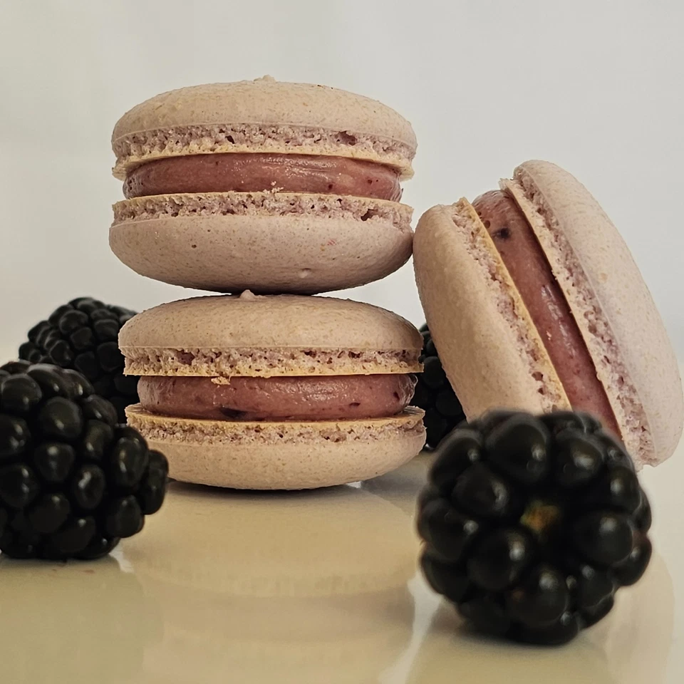 Macarons de mora hechos a mano relleno de ganache de mora real, halal, sin gluten Foto 1 de 3