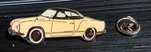 Karmann Ghia Pin Fahrzeug beige groß - Dach schwarz - Maße 51x21mm - Picture 1 of 1