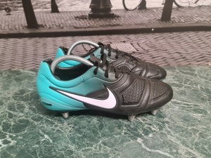 nike metal stud boots