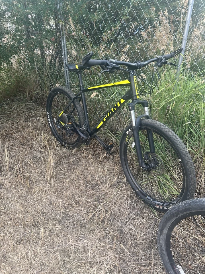 2020 Giant Talon 2 Mountain Bike• Kind: Hardtail Mountain Bike 18 Speed - Image 1 of 4