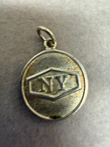 Vintage Sterlingsilber New York NY Retro runder Metall Anhänger Charm (3578) - Bild 1 von 3