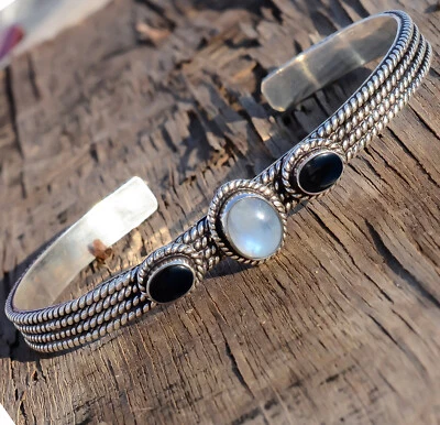 Brazalete brazalete hecho a mano de plata de ley 925 con piedras preciosas de ónix negro de piedra lunar Foto 1 de 4