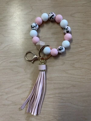 Llavero pulsera con cuentas de silicona y madera corazones rosa claro con borla Foto 1 de 2