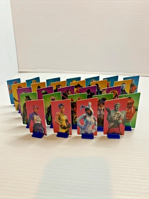 Piezas de repuesto para juegos Fortnite Monopoly - 27 trajes de cartón con soportes para peones Foto 1 de 4
