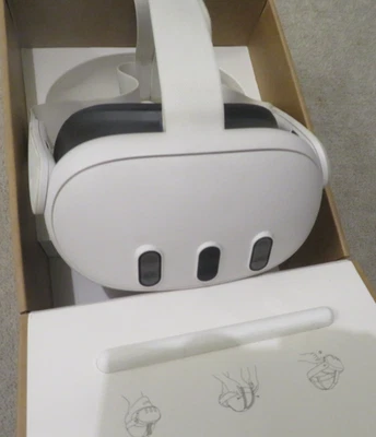 Meta Quest 3 128GB Virtual Reality VR Headset with controllers - Image 1 of 4