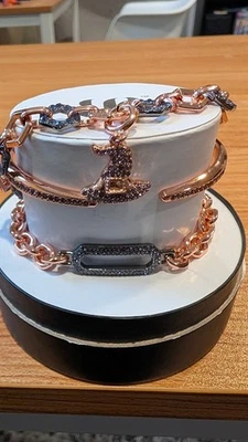 Bomb Party Halloween 2025 Pilas "Cauldron Chic" ST92145 Metal Mixto (SOMBRERO BRUJA) Foto 1 de 3