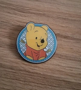 Loungefly Disney Winnie Puuh & Freunde Baby Aufnäher Emaille Pin - POOH - Bild 1 von 3