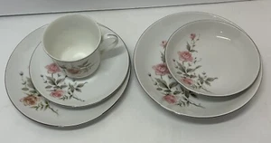 Castlecourt Rose Bouquet Dinnerware Fine China-Japan-32 Piece-7 Place Setting - Picture 1 of 21