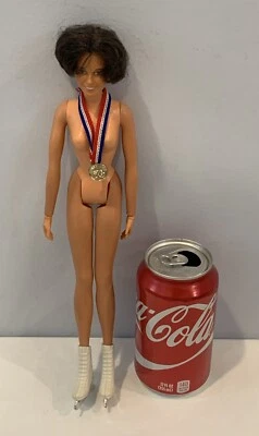 Muñeca Barbie Dorothy Hamill 1977 vintage con medalla de oro del 76 y patines de hielo Foto 1 de 4
