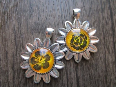 Lote de 2 colgantes florales - suministros para hacer joyas - acrílico vertido amarillo y negro Foto 1 de 3