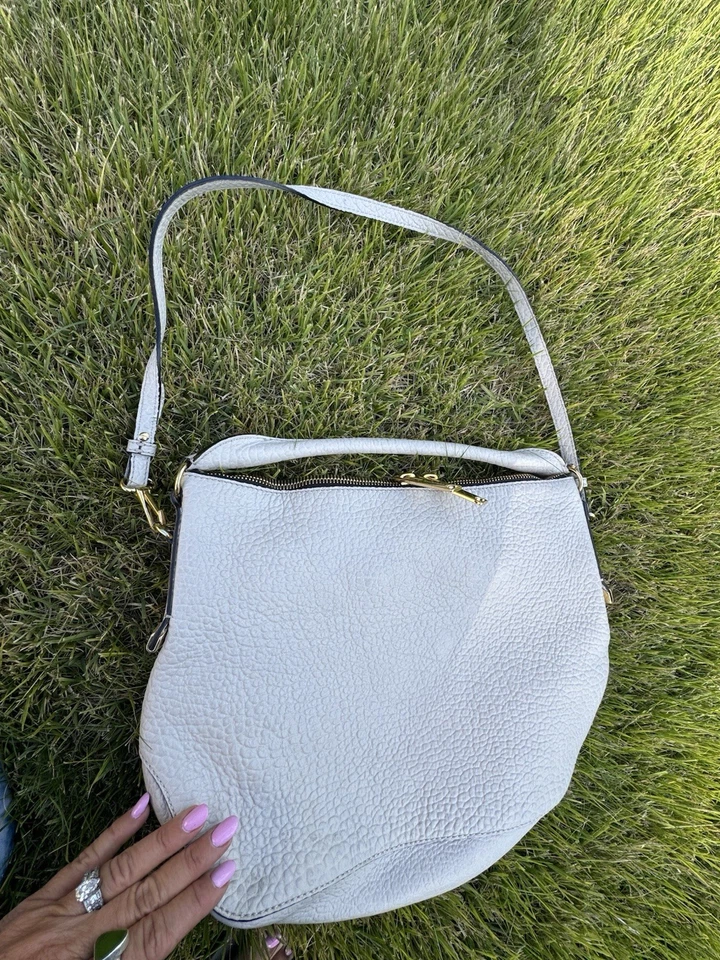 BURBERRY STONE BLANCO HERENCIA GRANO LEDBURY HOBO MONEDERO, DETALLES DORADOS $1,295 Foto 1 de 4