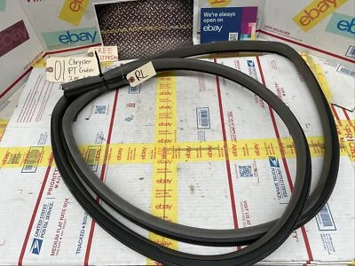 01-10 CHRYSLER PT CRUISER ЗАДНЯЯ ЛЕВАЯ ДВЕРЬ УПЛОТНЕНИЕ РЕЗИНОВАЯ ПОГОДНАЯ ПОЛОСКА ТЕЛА КРАЯ ДЖЕМ - Изображение 1 из 3