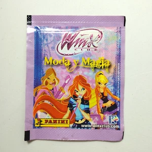 Winx Club Moda y Magia Sticker Booster Pack Panini Rainbow Spa 2008 New - Picture 1 of 4