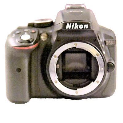 Cámara digital Nikon D5300 24,2 MP SLR - Cuerpo negro, incluye cables USB y AV Foto 1 de 4