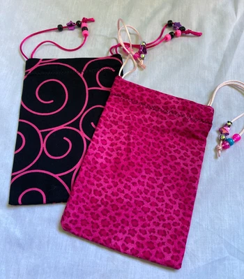 Juego de 2 bolsas de regalo hechas a mano con cordón de gato guepardo y remolinos negros rosa caliente Foto 1 de 4