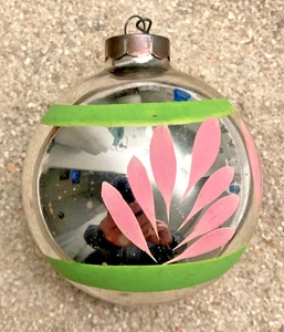 Vintage Quecksilber Glas Weihnachtsschmuck 3" handbemalt grüne Streifen mit rosa Blumen - Bild 1 von 5