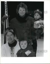 1991 Press Photo Doctors Jay and Pat Chapman Skiing with Children - sya63955