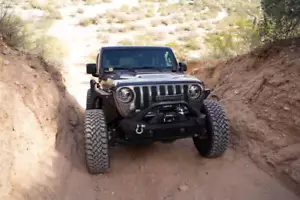 Soporte de barra de luz de capucha DV8 Offroad LBJL-04 para Jeep Gladiator JT 18-24 - Imagen 1 de 10