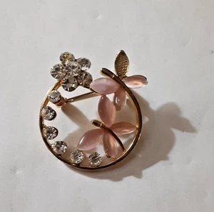 Broche circular vintage de diamantes de imitación de pétalos de vidrio rosa mariposa - tono dorado floral *DEFECTUOSO - Imagen 1 de 5