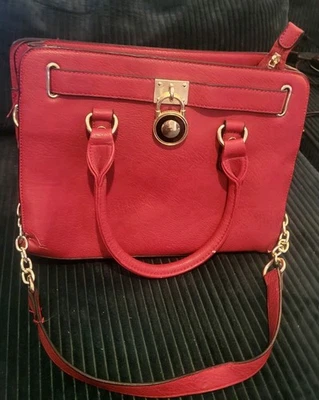 Bolso de mano de imitación de cuero rojo Foto 1 de 4