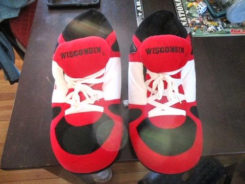 NEW Wisconsin BADGERS MENS SZ.,XXL COMFYFEET SNEAKERS,PADDED SLIPPERS,13'' LONG Cover
