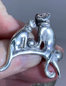 2 Cats Playing with a Ball Vintage STERLING Silver Brooch Pin Pendant M-3342 - Picture 1 of 4