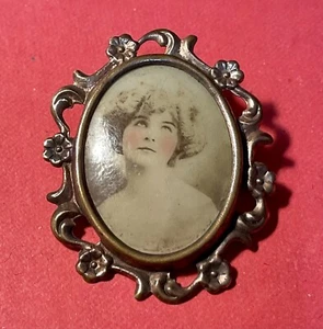 A Vintage Victorian Photo Pin Of An Attractive Woman. Tinted Photo. - Picture 1 of 4