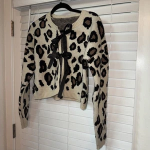 Leopardenmuster Satin Fliege vorne Strick Cardigan-Le Lis Neu ohne Etikett Medium M Gepard - Bild 1 von 7