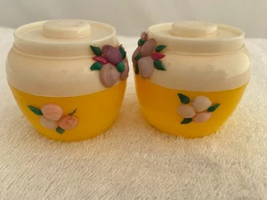 Vintage Bean Pot Admiration? Yellow White Salt & Pepper Shakers Painted Shells - Picture 1 of 9