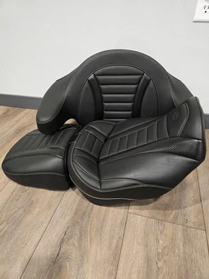 '23+ CVO Mustang Deluxe Touring Seat and Passenger Seat/ Backrest 89401GM Foto 1 de 4