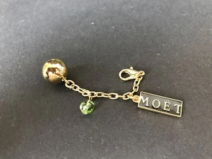 Moët Chandon Imperial Gold Charm Kette Anhänger Champagner Deko NEU OVP - Picture 1 of 6