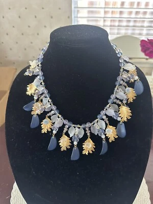 Collar Art Deco Esmerilado Azul Lucita Cuentas Tono Dorado Hojas Mariposa Raro Encontrar Foto 1 de 4