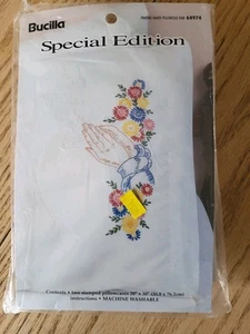 Bucilla Kissenbezüge Paar Stickset betende Hände Blumen gestempelt versiegelt - Bild 1 von 6